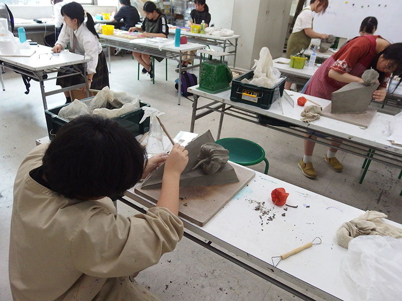 高校３年生、卒業生たちの制作風景